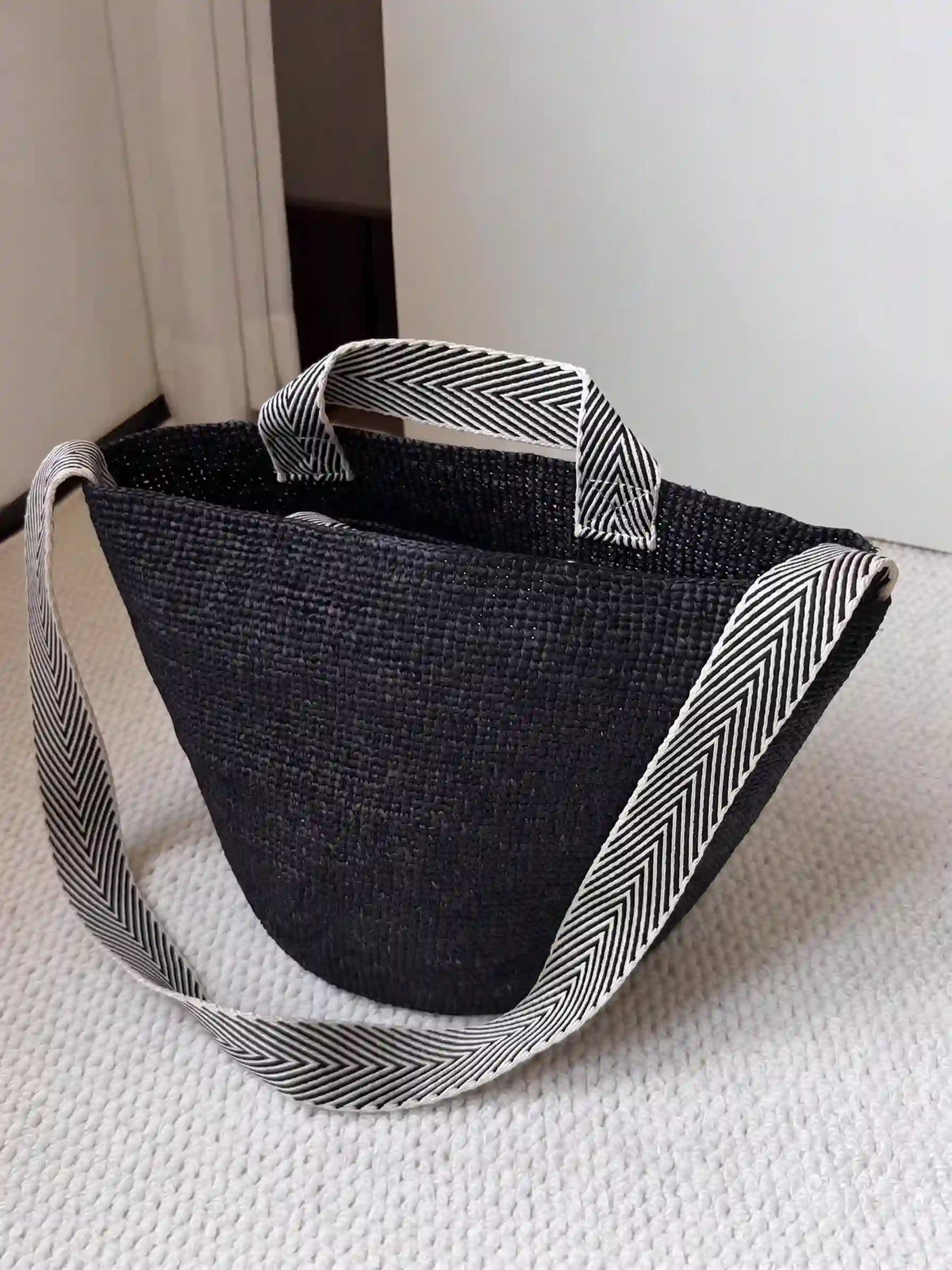 Artisan-Korbtasche mit Kontrast-Henkeln