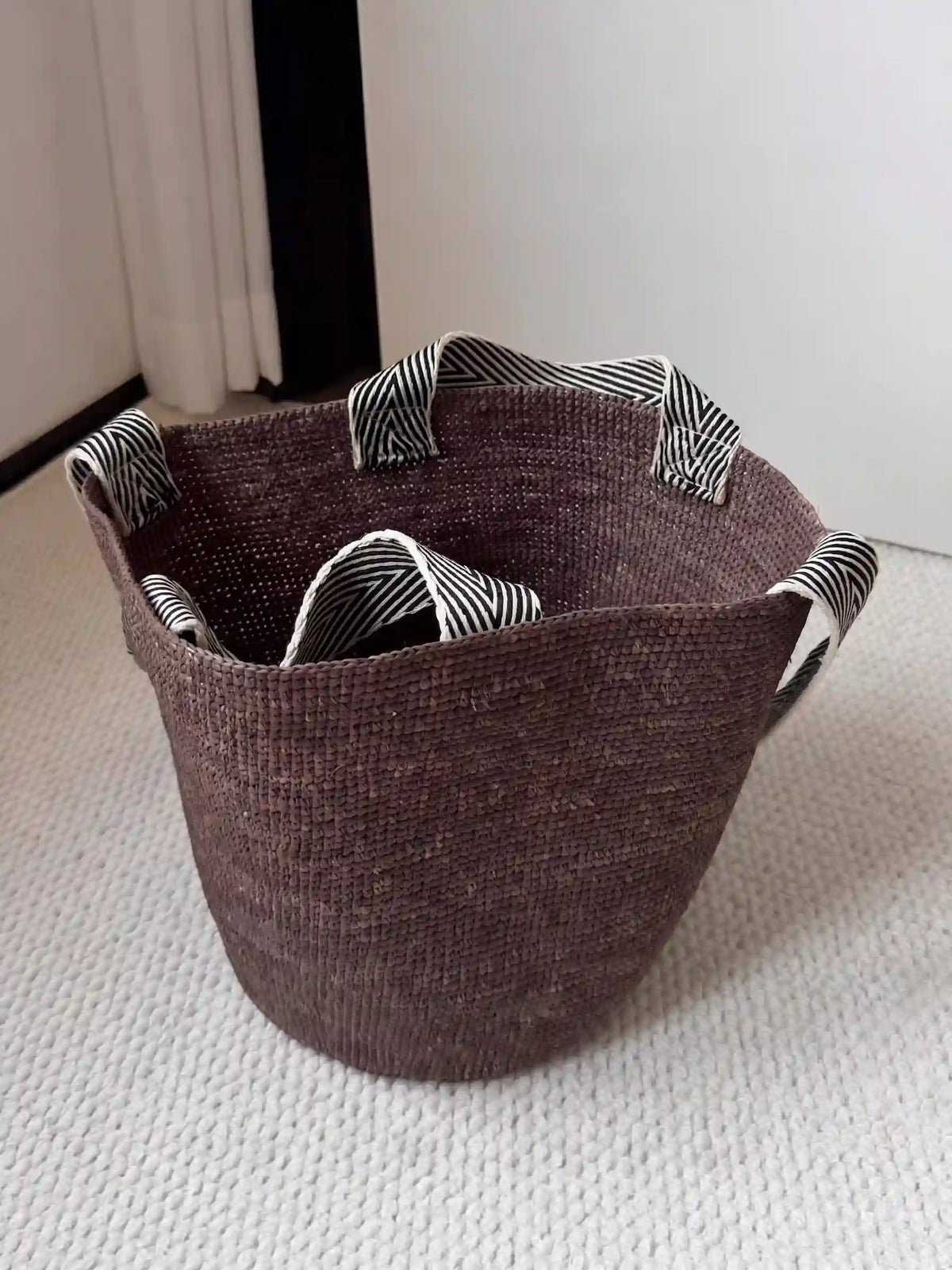 Artisan-Korbtasche mit Kontrast-Henkeln