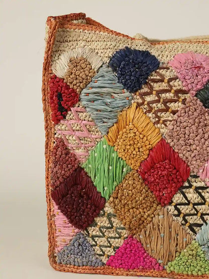 Bunte bestickte Basttasche