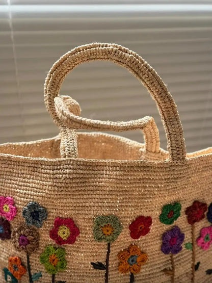 Handbestickte florale Basttasche